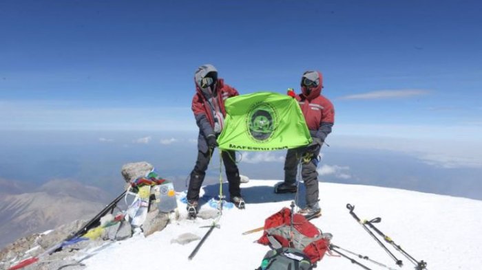 Badai Tak Menghalangi Mahasiswa Unsri Mencapai Puncak Elbrus Rusia
